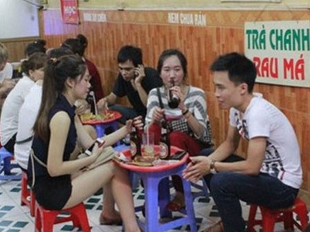 Phận đàn ông khổ quá: 1 anh đưa 5 cô đi cafe