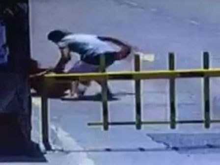 Vợ đòi li hôn, chồng tàn bạo đâm vợ 23 nhát dao ngoài đường