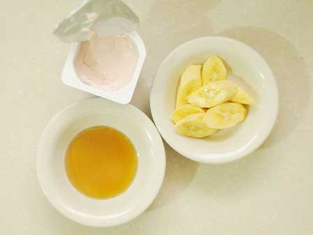 Biến môi thâm trở nên hồng hào mà không cần xăm chỉ với nửa quả chuối