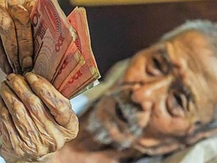 Cụ ông 103 tuổi, nằm liệt giường vẫn nghiện... đếm tiền