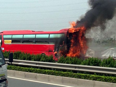 Hà Nội: Xe khách 45 chỗ bất ngờ cháy rụi, hàng chục hành khách tháo chạy