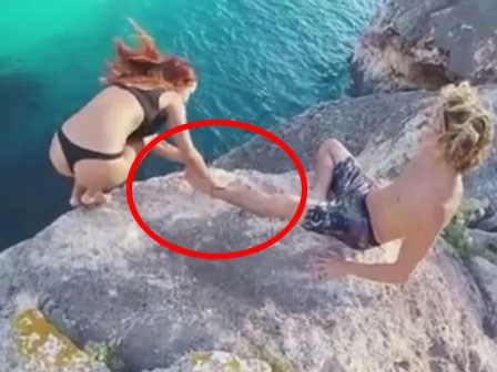 Chàng trai 'phũ phàng' hất bạn gái rơi xuống biển từ mỏm đá cao gây tranh cãi