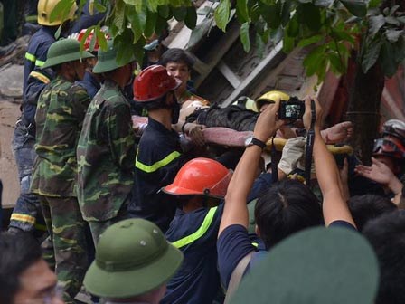 Sập nhà 4 tầng giữa phố Cửa Bắc, 2 người tử vong