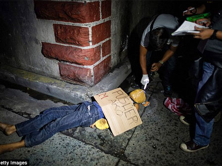 Bức ảnh đứa bé ngồi khóc trên đống đổ nát và câu chuyện đau lòng phía sau khiến cả thế giới phải ám ảnh-4