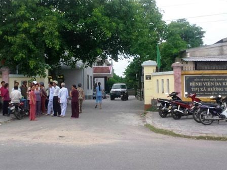 Một phụ nữ chết bất thường, nhiều người bao vây bệnh viện