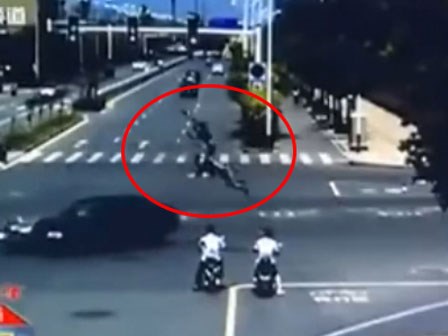 Không chịu dừng đèn vàng, 2 nam thanh niên phải nhận cái kết đau thương