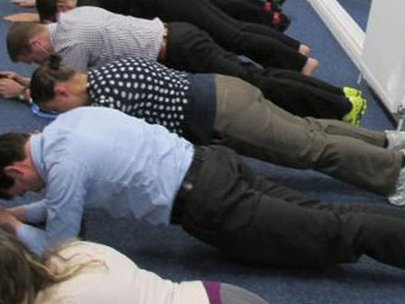 Bài tập 5 phút khiến mỡ bụng tan chảy như tuyết: Đừng bỏ lỡ cơ hội để có vòng 2 phẳng lì-10