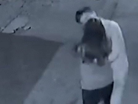 Chàng trai đáng yêu nhất của năm, bị bạn gái hành hạ mà chỉ biết làm thế này