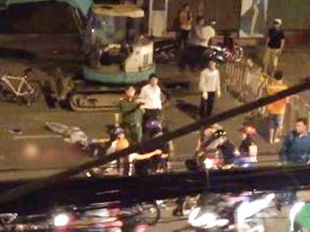 Bạn bè gào khóc thảm thiết khi nam thanh niên bị xe tải cán chết trong đêm