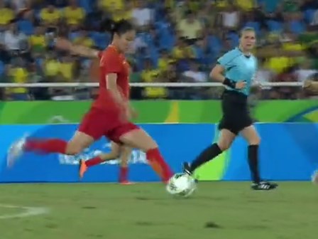 Nữ cầu thủ ghi bàn từ giữa sân tại Olympic Rio 2016