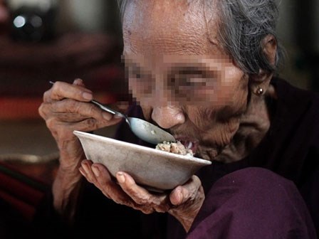 Để mẹ già ở nhà với vợ, người con trai đã nhận cái kết đau đớn