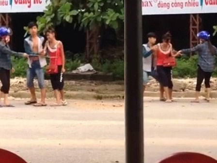Clip con bỏ nhà theo bạn trai bị mẹ cầm roi đuổi đánh khiến các mẹ có con gái đau lòng