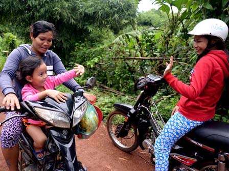 Hai bé gái bị trao nhầm ở Bình Phước vào lớp 1: Nuôi 2 đứa, tôi phải cố gấp 10”-5