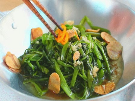 Mách các mẹ bí quyết xào rau muống quá đơn giản mà ngon như nhà hàng!