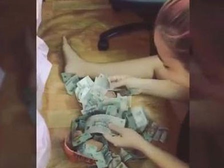 Phát hờn với clip chồng trẻ bất ngờ tặng vợ heo đất toàn tiền 500k nhân 1 năm ngày cưới