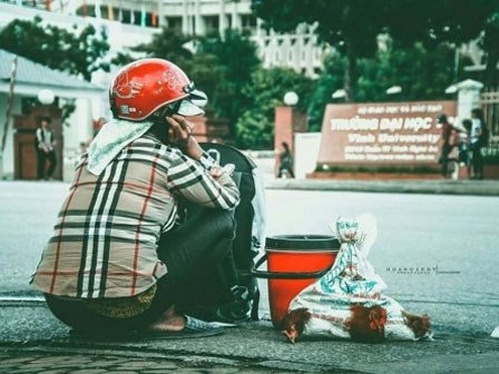Mẹ tay xách nách mang quà quê lên phố thăm con gây xúc động dân mạng