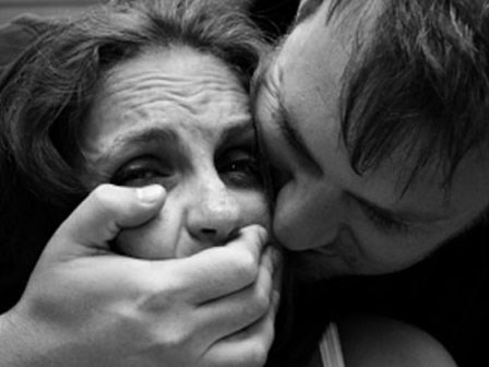 Kí ức kinh hoàng của nữ phóng viên xinh đẹp bị 200 người hãm hiếp suốt 40 phút