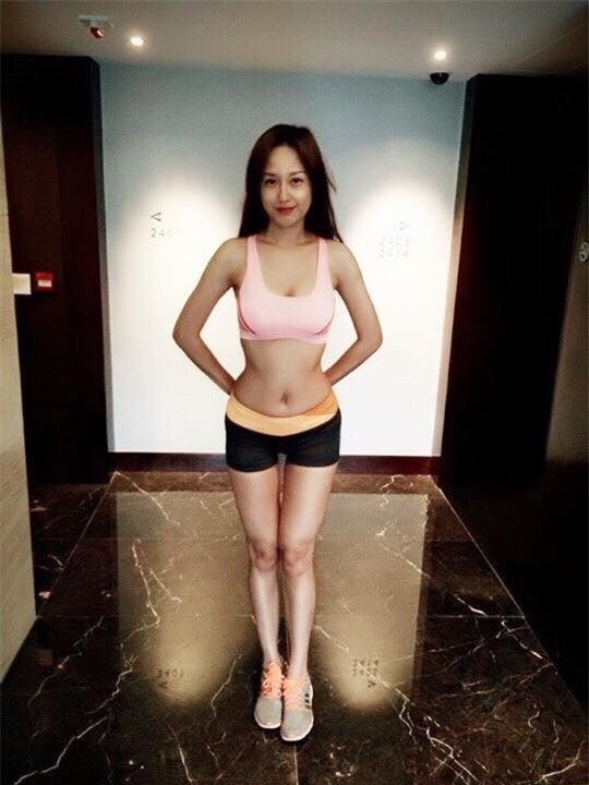 Để giữ thân hình chuẩn suốt 10 năm qua cô đã phải kiên trì tập gym, chạy bộ mỗi ngày. 