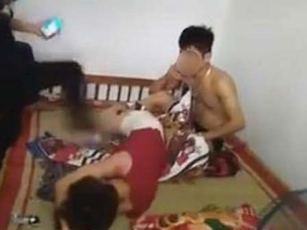 Bỏ con đi ngoại tình với bạn của chồng, con dâu bị mẹ chồng gọi hội 