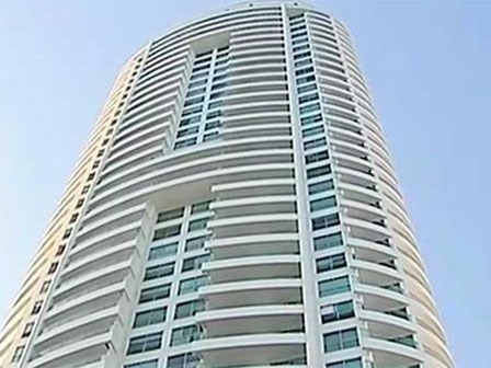 Bé gái bị bắt cóc nhảy khỏi tầng 26