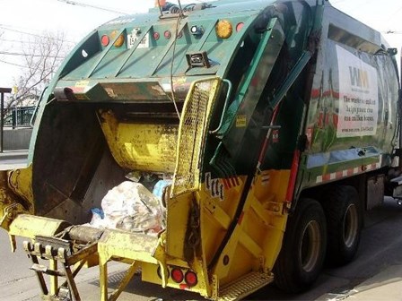 Người đàn ông sống sót thần kỳ dù bị nén nhiều lần trong thùng xe rác