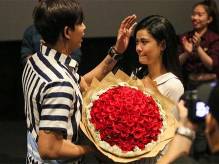 Trương Quỳnh Anh khóc nức nở khi Tim cầu hôn ở rạp phim