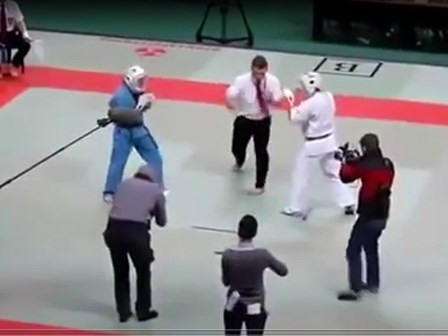 Không nghe hiệu lệnh, 2 võ sĩ karate bị trọng tài tung cước đánh gục