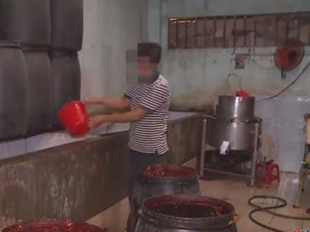 Clip gây sốc khiến bạn không bao giờ dám ăn tương ớt ngoài hàng quán