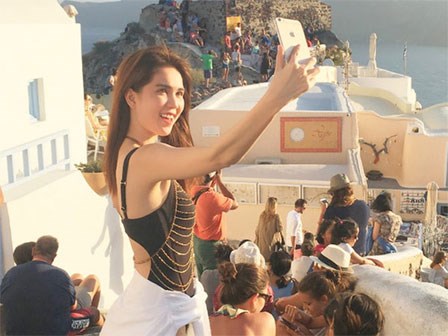 Ngọc Trinh ngất ngây với cảnh sắc của hòn đảo thiên đường Santorini