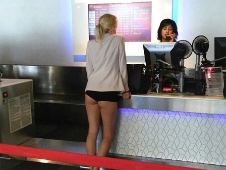 Cô gái gây sốc khi mặc nội y ra sân bay làm thủ tục check in