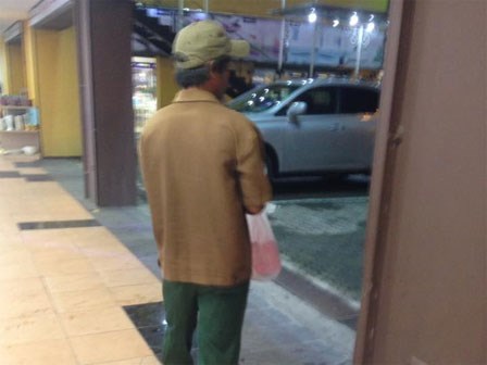 Người đàn ông nghèo và chiếc bánh trung thu trong siêu thị