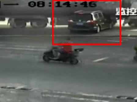 2 người thoát chết kỳ diệu sau khi chiếc xe bồn chở xi măng cán nát đầu xe hơi