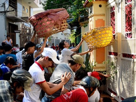 Hàng trăm người tranh nhau 20 triệu tiền lẻ rơi xuống đường