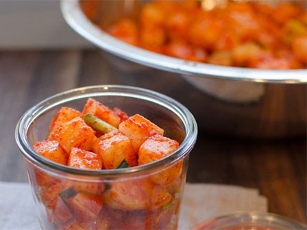 Học cách muối củ cải chua giòn siêu ngon của người Hàn Quốc