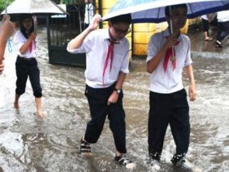Bất ngờ cho học sinh nghỉ học vì bão, nhiều phụ huynh “lao đao”