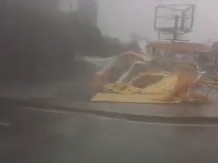 Video: Bão quét vào Hà Nội, gió giật điên cuồng