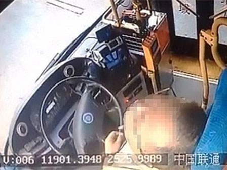 Hành khách hoảng loạn chứng kiến tài xế tử vong ngay trên vô lăng