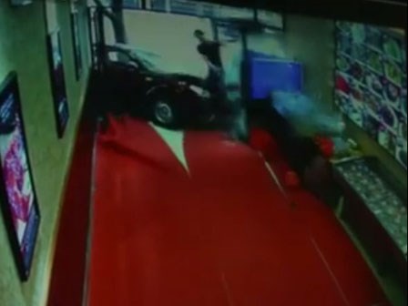 Sốc: Ô tô điên đâm sầm vào cửa hàng gây tai nạn kinh hoàng