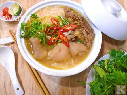Cuối tuần rảnh rỗi làm bún móng giò thịt bò đãi cả nhà