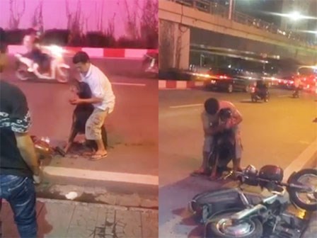 Clip: Người chủ ôm chú chó Doberman bị trọng thương gào thét giữa đường phố Hà Nội