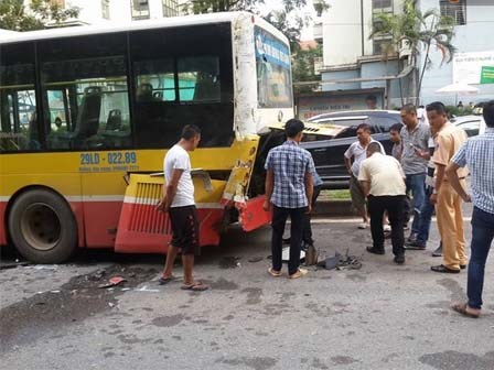 Xe bồn đâm bẹp đuôi xe buýt, hàng chục hành khách la hét thất thanh