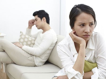 Chết điếng khi nhìn chồng lật tung bàn thờ trong đám tang ba tôi