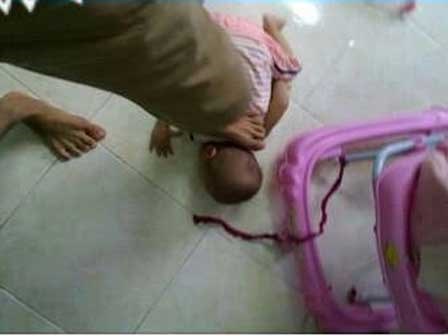 Sau li hôn, chồng hành hạ con trai hơn 1 tuổi rồi chụp hình gửi cho vợ, đe dọa bỏ đói con