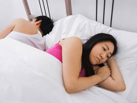 Vợ mới sinh con, chồng chê ‘ghê quá’ rồi bỏ đi tối ngày