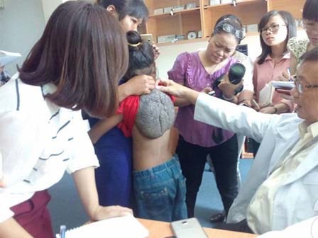 Cô bé ở Sóc Trăng mắc bệnh cực kì hiếm gặp trên thế giới: lưng có bướu đen như mai rùa