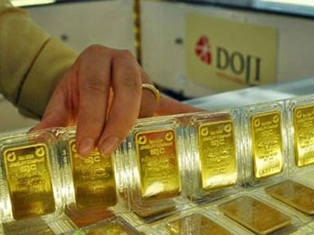 Giá vàng hôm nay 27/8: Tăng dựng ngược rồi sụp đổ