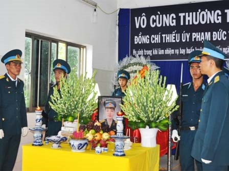 Truy tặng Huân chương Bảo vệ Tổ quốc cho phi công Phạm Đức Trung