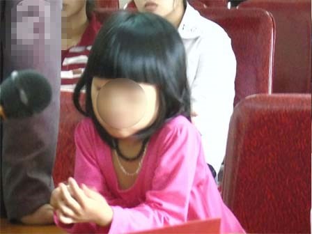 Đau xót phiên tòa xử gã hàng xóm giở trò đồi bại với cháu bé mồ côi mới tròn 5 tuổi