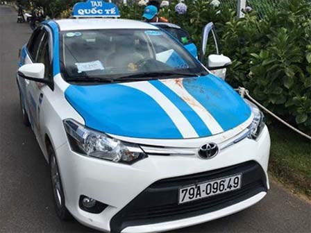 Tài xế taxi cướp tài sản, hất nữ hành khách lên nắp ca-pô
