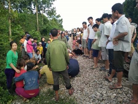 Cha mẹ khóc ngất bên con trai 2 tuổi bị tàu đâm tử vong